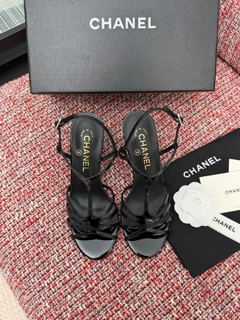 Top Version CHANEL Chanel. 2026 Spring and summer. Show your toes. Cross belt Pearls and... Shoes. Chanel Chanel pearls and Roman heels., Black paint.+Pearl decorated heels., Excellent and delicate.！Multiple strap designs, Modified Foot, Roman style is so elegant.. Middle high., Pull the legs., It's easy to ride in a regular or official setting.. Pearls are so well-known., Summer dress or pants is a great color., The world is full of joys., It's a hot summer feature.！ Fabulous.: Import of sheep skin Uchi.: Import of sheep skin Otsumi!: Italian imports are so thick. He's tall.: 9cm Size: 35-41（40 41I'll make sure I don't change it.）