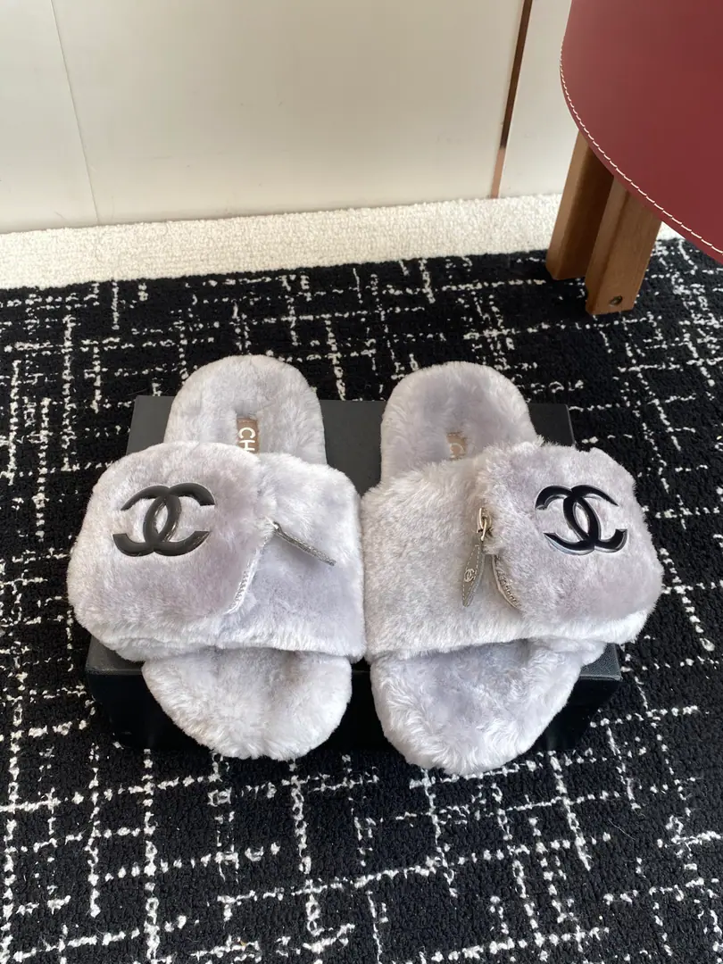 Requisition level Chanel Classic four seasons.CFurry slippers.！This is so cute.～ ♪ Soft and fluffy hair ♪, It's warm and warm.! I'm gonna raise my legs.! Autumn and winter with socks and lazy. The upper feet are really nice and fashionable.!It's so beautiful.! Import wool, ♪ My hands are so delicate and so soft and smooth ♪ Rubber Bottom Size: #35-39（40/41Custom）