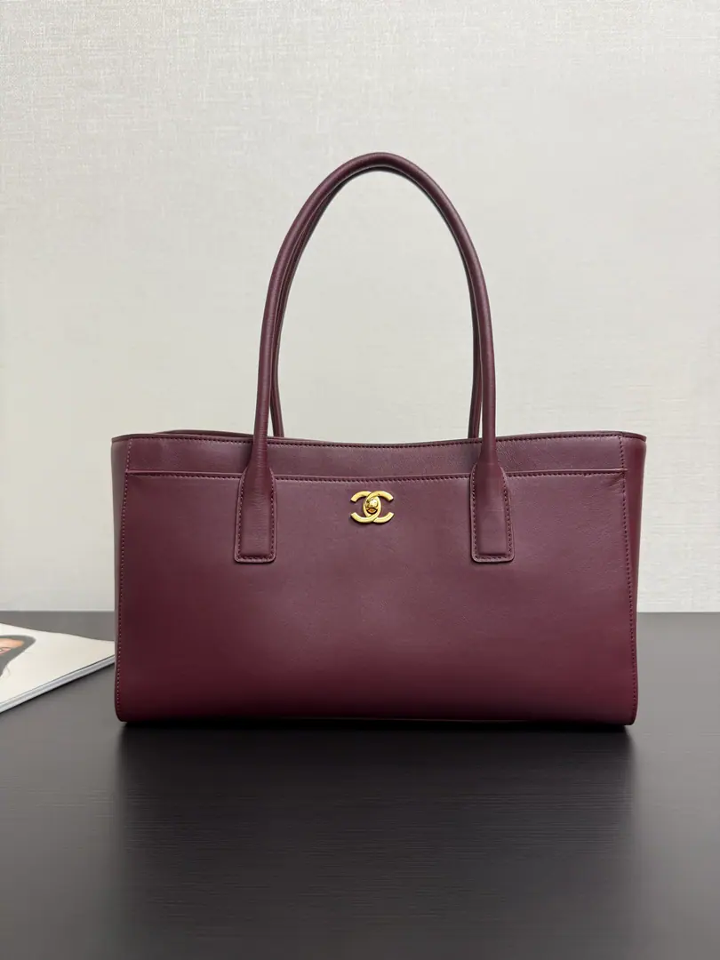 Current 26SSpring and summer. Skin handles, small shopping bags, red. We're going to be on the line., Another great dignity. New design, Explicitly simple is the most advanced.✨ Cowskin., It's so delicate as skin., The more the quality, the more the rhythm.～ This bag., Not only is it a classic, but it's also a practical thing.❕ size: 35*20*13cm. 99561