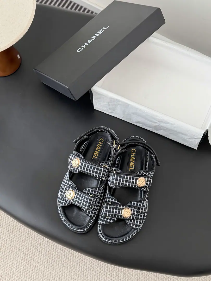 [ That's a little skin.+30 ] 🏧𝗖𝗛𝗔𝗡𝗘𝗟 New magic with the classic sandals. Top Quality Original Customise Requisition level！ All the colors are in my house.！ Import of specific flour+Foot./The inside sheep.+Rubber bottom Original hardware button design, It's simple and fashionable. All with cabinet top packing！ Size:35-41 [40.41Do it.]