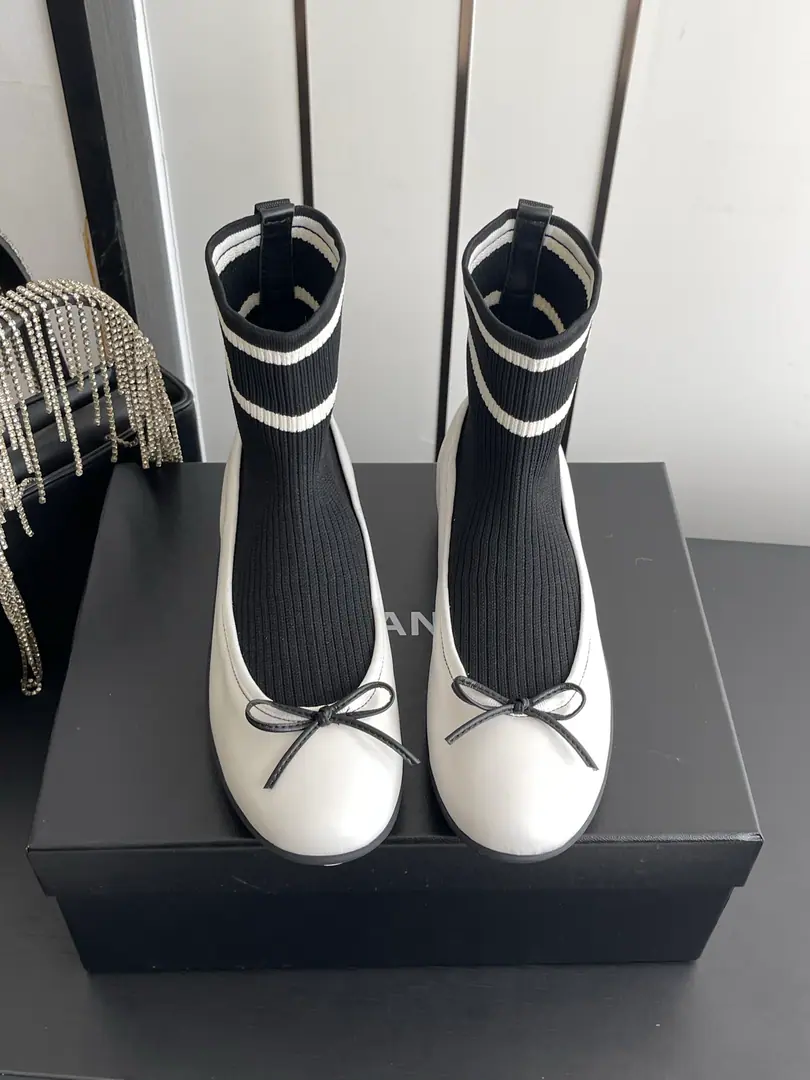 🏧𝗖𝗛𝗔𝗡𝗘𝗟New butterfly knots. - A free-bare sock boots. Facework customized leather with original The inside feet are all sheep's skin. Original Opener CustomTpuOtsumi! size: 35-39 [40/41Custom]