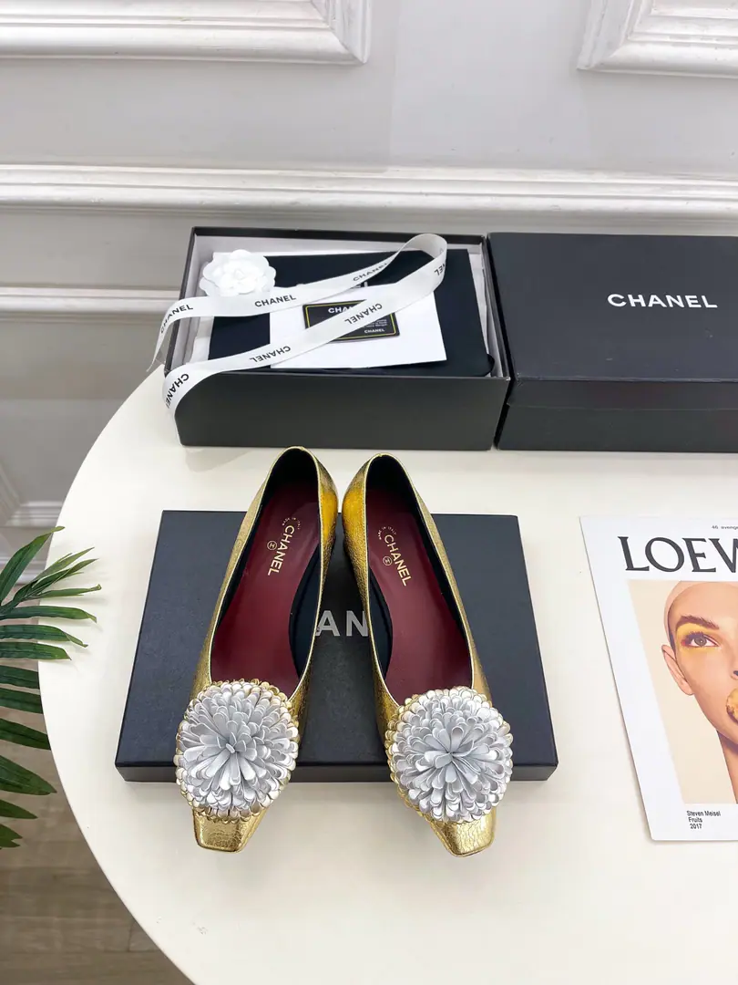𝐂𝐇𝐀𝐍𝐄𝐋 | Kaori! 26𝐬𝐬 🦋2026 Spring and summer brand new. The cabinet is a classic show. Xiang-tzu.CA pair of slobs. New series〰 🍬 BSThe best in the fashion world. The pairs are carefully designed. Extremely simple The classic elements that never faded. 💋It's a beautiful dress. Summer's mandatory.…… ━━━━━ ЅᏇєєt ━━━━━ ▪️Shoe.: High-prescription parchment ▪️Uchi.: Import silk sheep. ▪️Otsumi!: The original Italian is a big one. ▪️He's tall.: 4cm ▪️Shoes.: 35-39（40.41Custom without re-offer） ▪Plant price