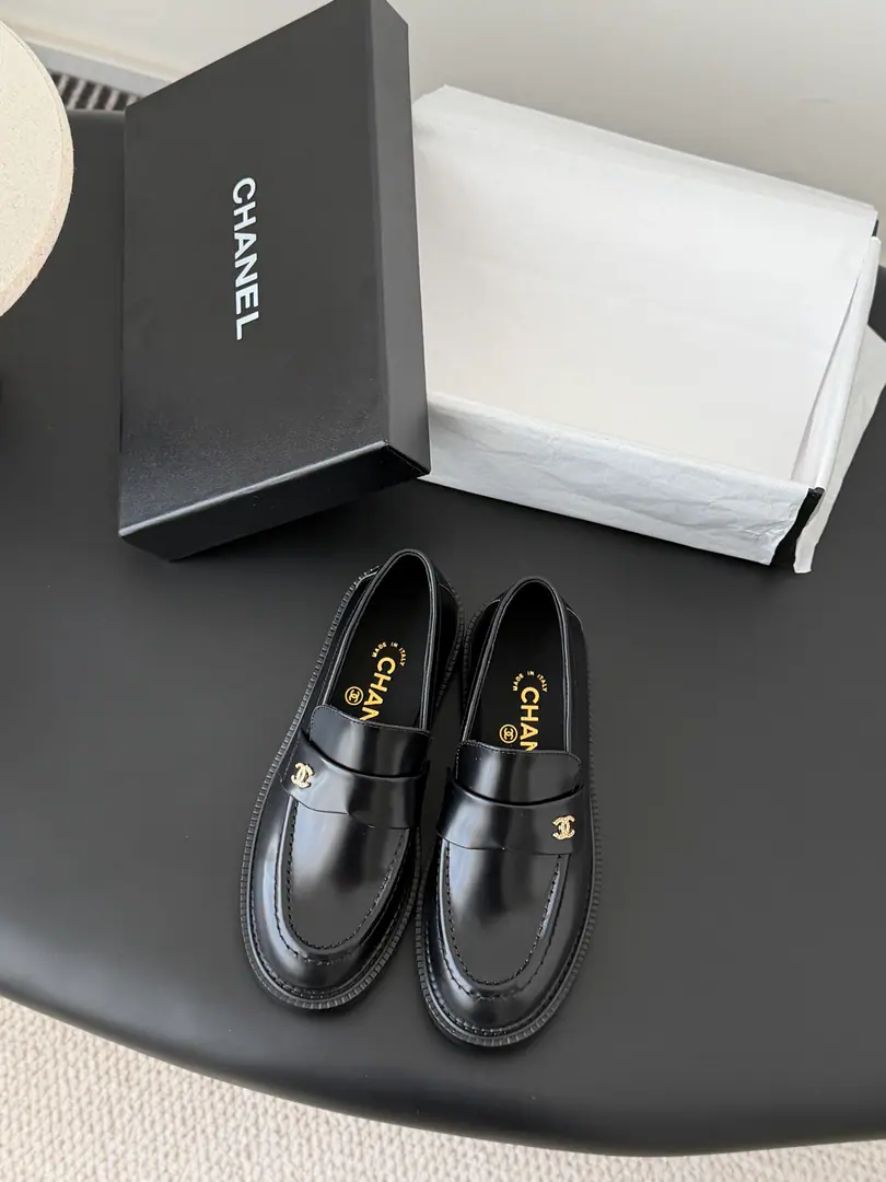 Chanel 26cNew LeFoo shoes. Classic shoe style. Shoes are so long and so fine and so fine and round. DoubleCMetal drilling dotted Simple and elegant.！It's a big deal. Shoe-faced cow skin. The inside sheep. Italy is a big-ass country. Size: 35-39 The rest of the code is definitely not going to be changed.