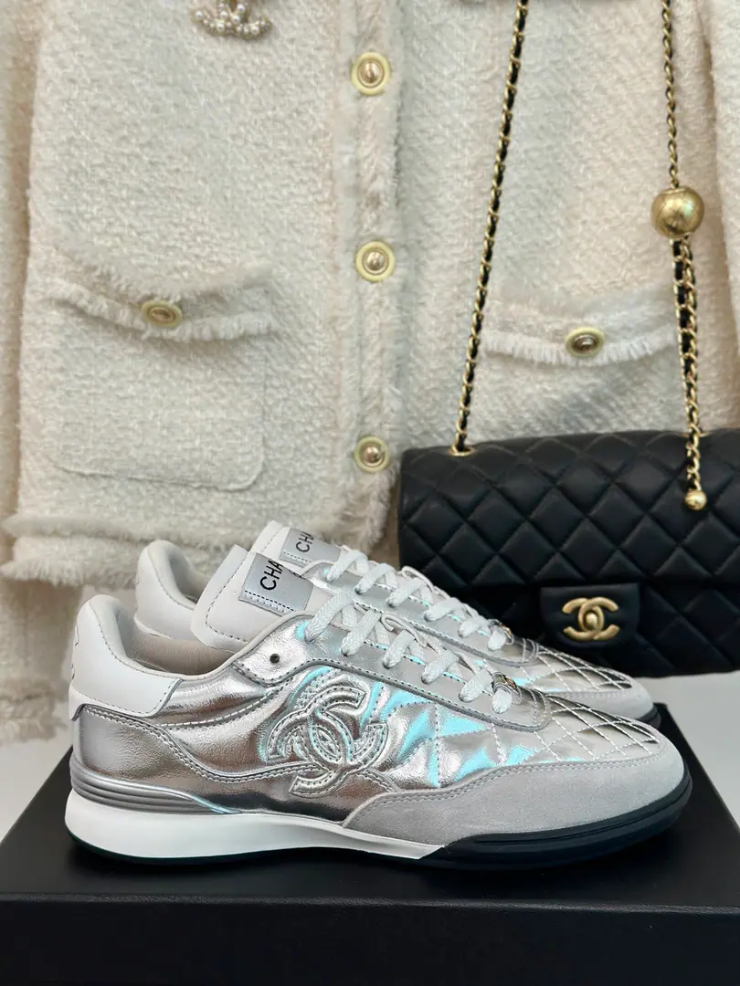 🏧𝗖𝗛𝗔𝗡𝗘𝗟Top Quality The new diamond-grew-skined little goat's sneakers, silver horns, silver-dickers. The diamond baseball shoes. Top-level requisitioncocoGirls must go. You can always trust Yang's eyes.！ The shoe face is customised for the pony skin.+Cows are counter-feat. The original imported air-food sheet.+In the pipskin. Original model rubber+TPUGroup Size:35—41 [40.41Do it.]