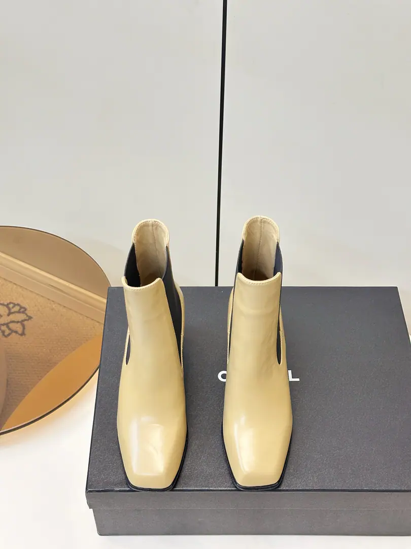 Chanel｜Kaori!26ssThe latest one in the autumn and winter, Chelsea and the boots. A superstar, red grass. Square+Chelsea's structure is loose and fast-stringed. No zipper. The ancient head is modified with feet. Small back and metal.logo Low profile, very good branding. Boots.VType Gap The sight stretches its ankles. Weaken the shins. High-steed but steady.7.5CMHeight stretches the calve line. I'm not taking the weight off my feet. We're gonna balance the air and the air. I'll import a cow's skin on my shoe. I'm a sheep-skinner. Italy is a big-ass country. Size: 35-41（40 41Make a reservation.）