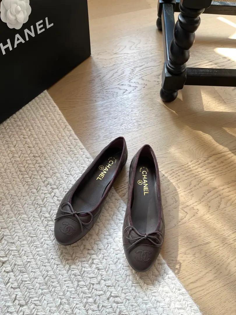 Chanel The new color of ballet shoes.❗ Top Version！We'll have to sell it first. This one doesn't have to be explained too much.！It's a classic. This year's new color is very good.🔥 Shoe-faced sheep's skin. That's a big one. Codes: 34-41「34 40 41Custom without re-offer」