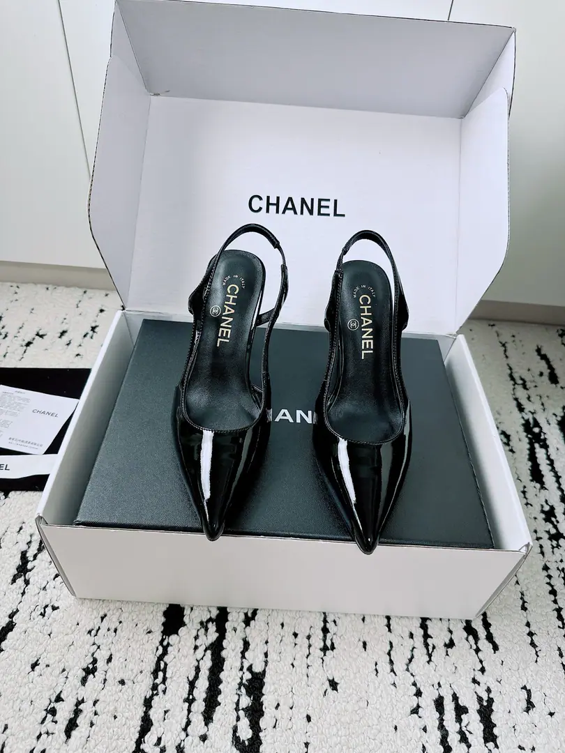 🏧𝗖𝗛𝗔𝗡𝗘𝗟Little Fancy. High heels. The one behind the pointy head. Top Cycling The first time I saw it, I was grassed. Super gentle and generous. A little shoe, a lady. It's a very good touch. High-level, high-quality. Shoe surface customized materials Uchi./I'm gonna get a little bit of a sheep-skin. Italian imports are so thick. He's tall.4.5cm Codes 35-41 [40.41Custom] [⚠️Need a plane box.+]