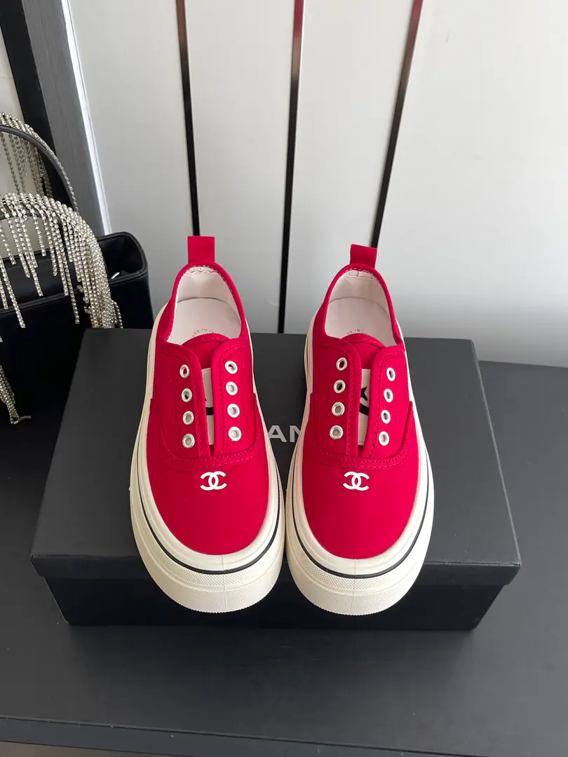 🏧𝗖𝗛𝗔𝗡𝗘𝗟New biscuits. Highest Quality Top recreational sneakers.. Shoe-faced canvas.+The inside sheep.+- The rubber floor. Codes: 35-40（40Do it.）