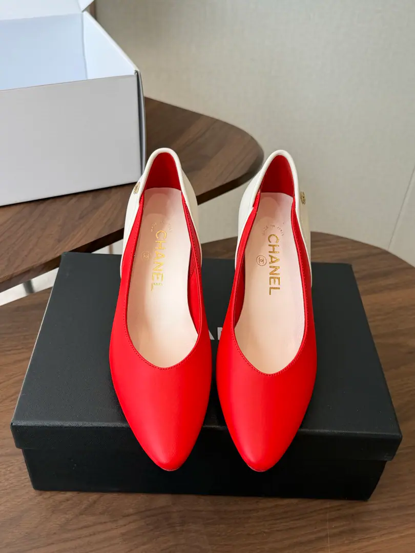 CHANELKaori! 26ss The early spring new money. Deep-head single shoes., Brief, Elegance., It's a great sense of excellence. Grandma Jane's heels are single., It's a perfect date for work., A white-looking fairy-tale.. I'm not a sheep-skinner., I'll put my foot on the skin inside., Soft and delicate., The feet are 100% comfortable., A beautiful one, but also a woman., Italy is a big-ass country. He's tall.: 8.5cmLeft and right Size: #35-41（40 41Make a no-refund order.）