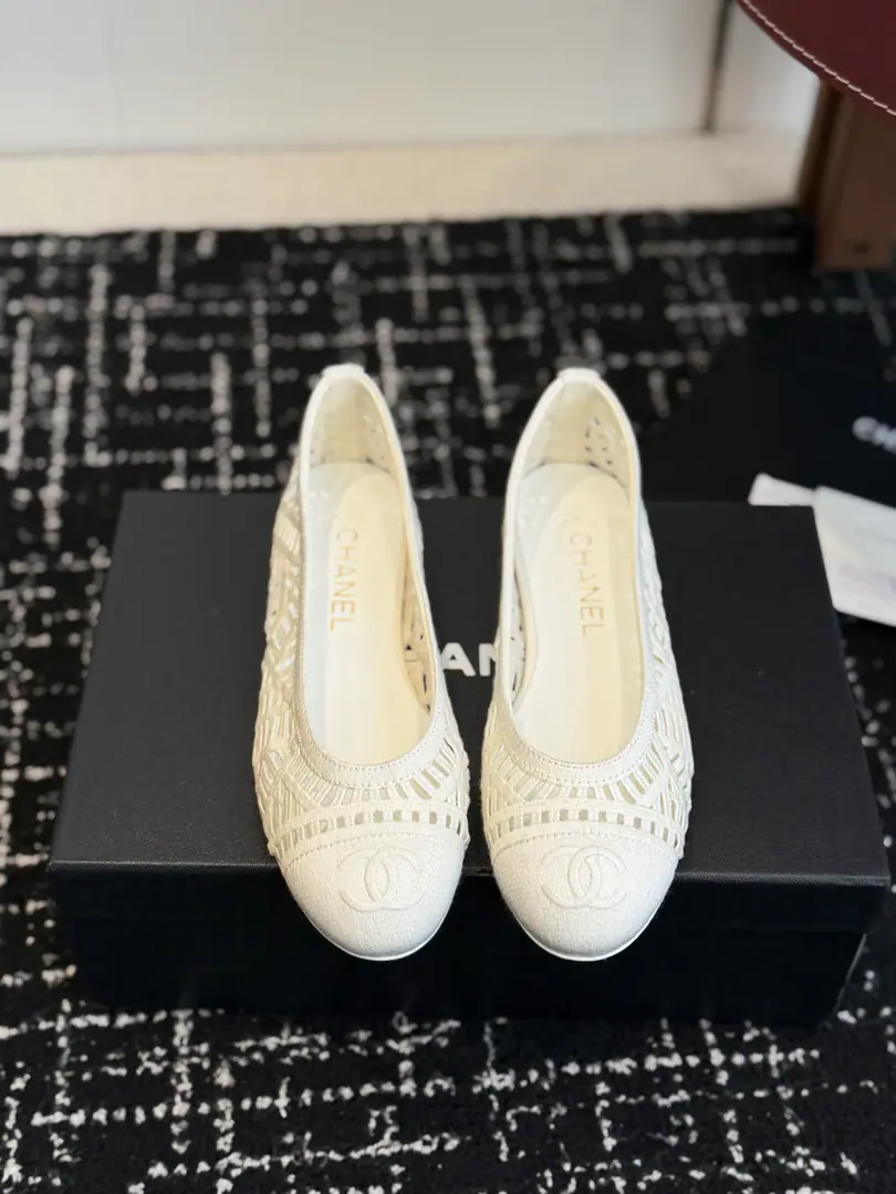 Requisition level CHANELKaori! 26ss Spring and summer shoes. Embrace, Ballet shoes. Like a necklace on the neck of a goddess., The upper foot is very wrapped., Heel thinner., It's really superb.！ The ancient Mary Jane is so right., A man likes a classic match., - Yeah, I'm pretty good.80The feeling of a little fragrance from the time of the past., New Fashion, The process is perfect., Mixed sheep skin design, She's so beautiful., Very thin and white., I think... Girls have to have one pair., The most important thing is that the color is bright enough., The flying of her feet is no longer enough to describe her as a flat-footed woman., Let's get the shoe money out of my hand.！ Nice little Mary Jane Ballet shoes., The stars and the reds are wearing them., I like this shoe girl more than I like it., It's just a gift., There's almost no white Mary Jane with all the styles., Only in her place can she be so high profile., Brief The color of pure color is not complicated., Spring with little pairs of pants., The dress can be of any quality.！ Shapes Original Modelling Weaving Very advanced. I'll put my foot on the skin inside., Soft and delicate., Super comfortable with your husband., High-end luxury！ Size: #35-41（40 41I'll make sure I don't change it.）