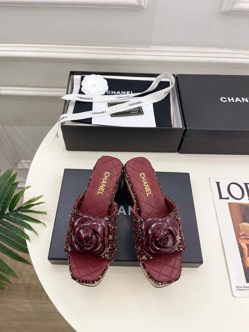 𝐂𝐇𝐀𝐍𝐄𝐋 | Kaori! 26𝐬𝐬 🦋2026Spring and summer brand new. Xiang-tzu.CThe mountain roses, the water-proof sandals. New series〰 🍬 BSThe best in the fashion world. The pairs are carefully designed. Extremely simple The classic elements that never faded. 💋It's a beautiful dress. Summer's mandatory.…… ━━━━━ ЅᏇєєt ━━━━━ ▪️Shoe.: Original high-prescription fabric ▪️Uchi.: Importing mixed sheep skins ▪️Otsumi!: Original modeling, slide-proof floor ▪️He's tall.: 7cm/Front water station.3.5cm ▪️Shoes.: 35-39（40.41Custom without re-offer） ▪Plant price