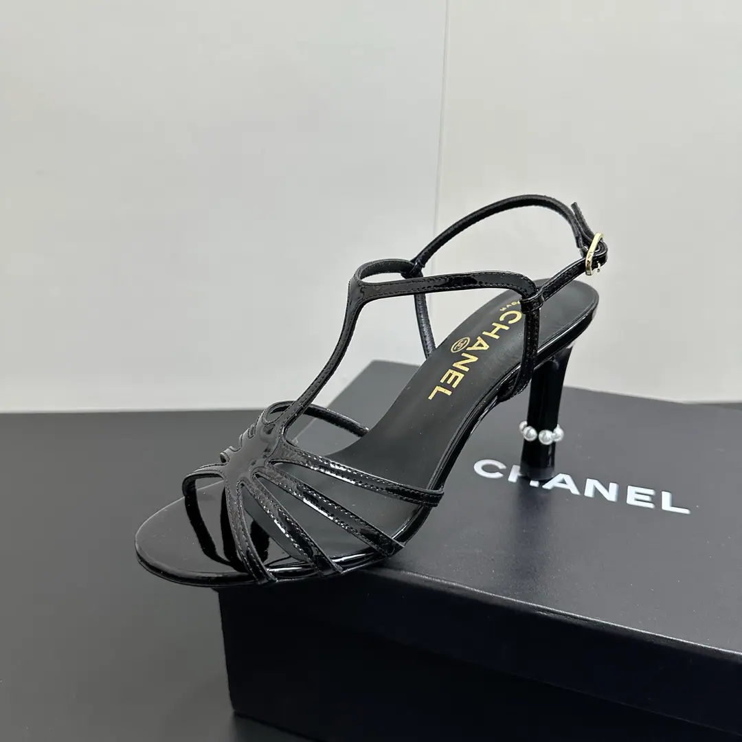 🍌🍌 CHANELChanel Little Fragrance Pearl and Strap Heel Shoes. The classic straps are made with pearl heels., Nice and moving., A perfect interpretation of Chanel's French beauty. Whether it's a dress or not, it's a date., Or a suit and a pair of pants?, You can feel it easy with a graceful feeling. Fabulous.: Painted skin. Uchi.: Lamb skin. That's a big one. size: 35-39（40/41Custom）