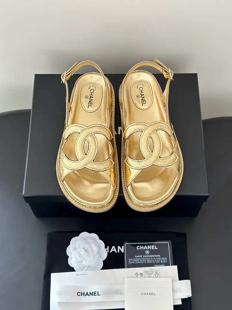 Chane*New paragraphlogo- Skins. Summer Shoes cabinet, soul racer., I'll be the Chanel of these.C- Skins.. The iconic stereos are interwoven.CCurtain, A simple recognition of brand genes., Combination with a soft, thick, bottom-set style, Balancing the colour values, Increased height and comfort., Unlock the multiple possibilities of wearing all summer.. A fine pair.CEmpty design, Jane is full of recognition., Leather skin is delicate., Shoes are loose., Foot modifier., No foot.. Salt is sweet., Leisure vacation., I'm shopping everyday., All matches for date travel. The shoe face is imported in the original form of sheep's skin., The skin details are the same as the original., In the lamb's skin., Unique customlogo It's super-lighty. Size: 35-41(40.41I'll make sure I don't change it.)