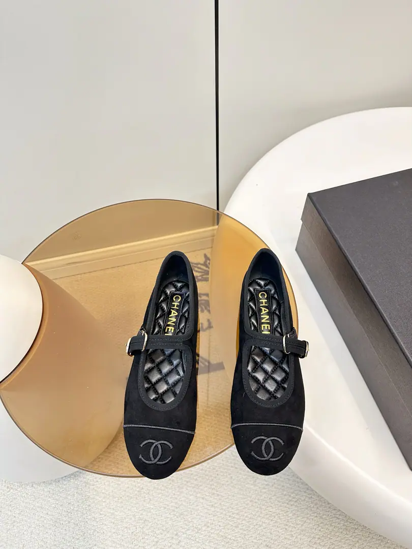Chanel｜Chanel French Mary Jane's single shoes.​​ ✨This Mary Jane shoe is a French-made retro-decorated one., Shoeheads.ClogoEmbrace, The details are full.. One-button-band design, It's easy to wear and steady., The flat structure is suitable for commuting or walking for long periods of time👠. The whole style is elegant and ancient., You can fly with your skirts and pants., Spring and summer are perfect for you., It's easy to create a French atmosphere.💃. Shoe.: The skin of the deer is soft and comfortable., ♪ And a gentle ride ♪ Uchi.: In the whole sheep's skin., Skins on your feet. Italian skin. Codes: 35-40（40.41Make a reservation.）