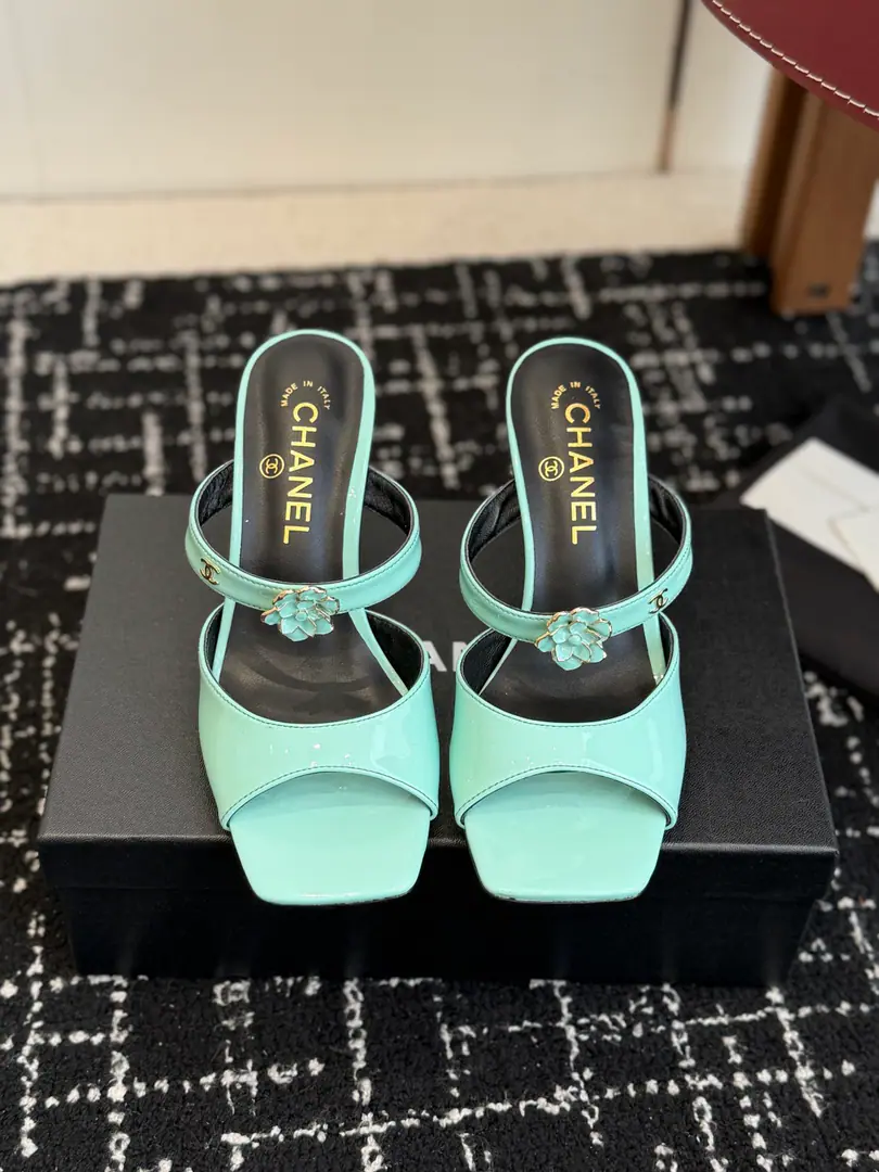 Requisition level Chanel Kaori! 26ssSpring and summer's latest show. Mountain tea flower. Decoration Top Quality！Shoes. Shoes. Exact to1: 1 I'm light and not tired., The upper foot is a dress of spring and summer., More visible and tasteful., A luxuries look in a simple way., Even a sandal. You're definitely gonna have to have doubles in the summer shoe cabinet. Shoe.: Importing calf paints Uchi.: Importing sheep's skins Otsumi!: Italy is a big-ass country. He's tall.: 4.5cm 8cm Size: 35-40（40.41.42Make a no-refund order.）