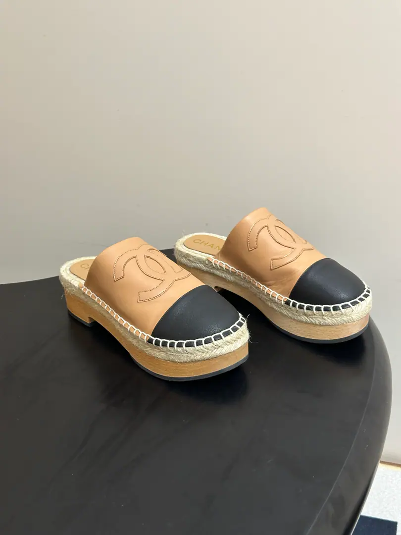Spring and summer.Chanel 26AKaori's classic color-coupled doubles.CHalf-slippers, thick-headed, wooden-deck moller sandals. Marked DoubleC♪ Shining and shining ♪, You're a big man., To inject a branded soul into slippers., It's a symbol of identity and taste.. A thick design is a little boy's gospel.！4cmThe original is a model of the tree bottom., Steady and high. I'll pull the legs.. And when I walk, I can feel the solid and steadyness of the tree.. Plus a slider., Even on the wet floor, you can walk with a sense of trust.. Shoe.: Lamb skin. Inside, put your feet on the inside.: Climey. Shoes under the sole.: Real wood floor combined rubber against slideslide Bottom: 4cm Codes: 35-39（40.41I'll make sure I don't change it.）