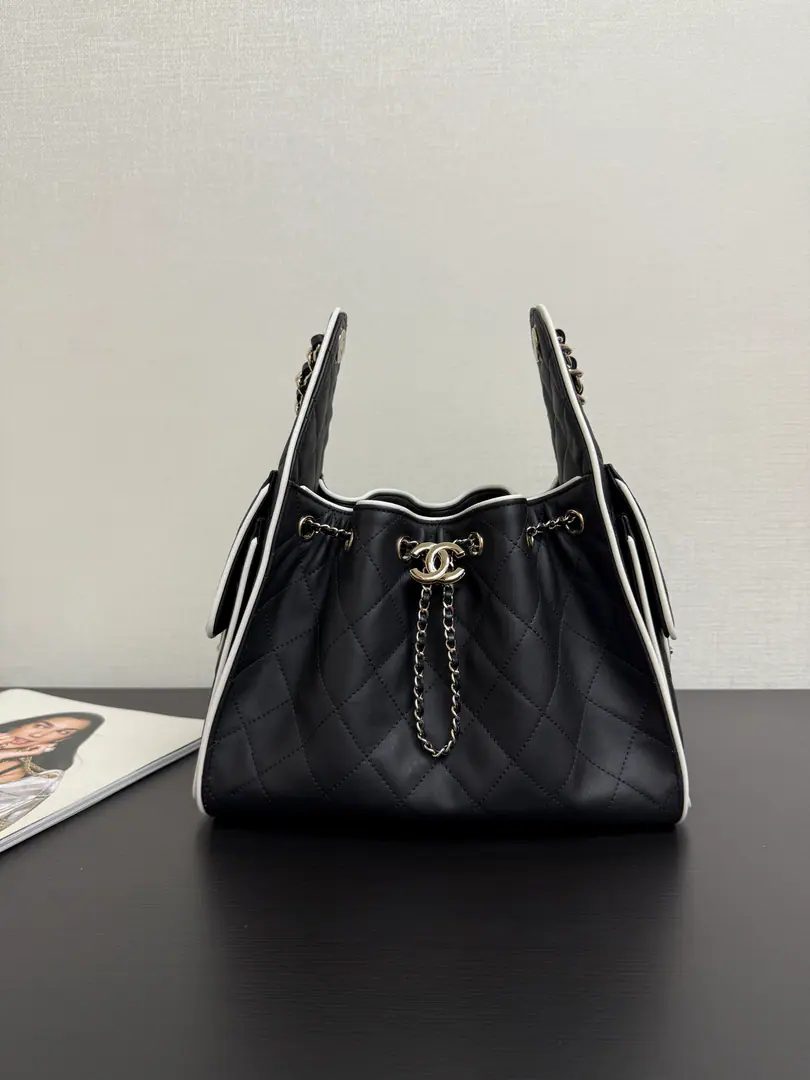 Current26 Classic bag-making bucket bag, Classic diamond-gring.+Pump rope design, DoubleCMetal locks are so visible.！The rice-weaving material is light and durable., Black edges raise quality., I'm a regular commuter or a leisure trip.. The size of the trumpet is right., Cell phones, You can put on makeup., ♪ Single shoulder slant ♪OK, It's practical and fashionable.！It's been a big time., Simple or elegant style, The fashion world is so popular., It's easy to match with all kinds of clothes., You're gonna have to take a look out of the street. size: 30×26×14cm99442