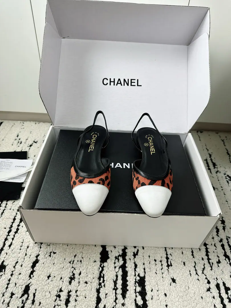🏧𝗖𝗛𝗔𝗡𝗘𝗟Xiangixiang's classic coloring Alligator tattoos, empty sandals. Top Quality Facework customized leather with original The inside feet are all sheep's skin. Italian imports are so thick. size: 35-39（40/41Custom）