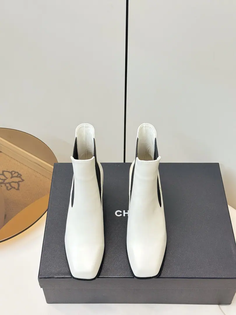 Chanel｜Kaori!26ssThe latest one in the autumn and winter, Chelsea and the boots. A superstar, red grass. Square+Chelsea's structure is loose and fast-stringed. No zipper. The ancient head is modified with feet. Small back and metal.logo Low profile, very good branding. Boots.VType Gap The sight stretches its ankles. Weaken the shins. High-steed but steady.7.5CMHeight stretches the calve line. I'm not taking the weight off my feet. We're gonna balance the air and the air. I'll import a cow's skin on my shoe. I'm a sheep-skinner. Italy is a big-ass country. Size: 35-41（40 41Make a reservation.）