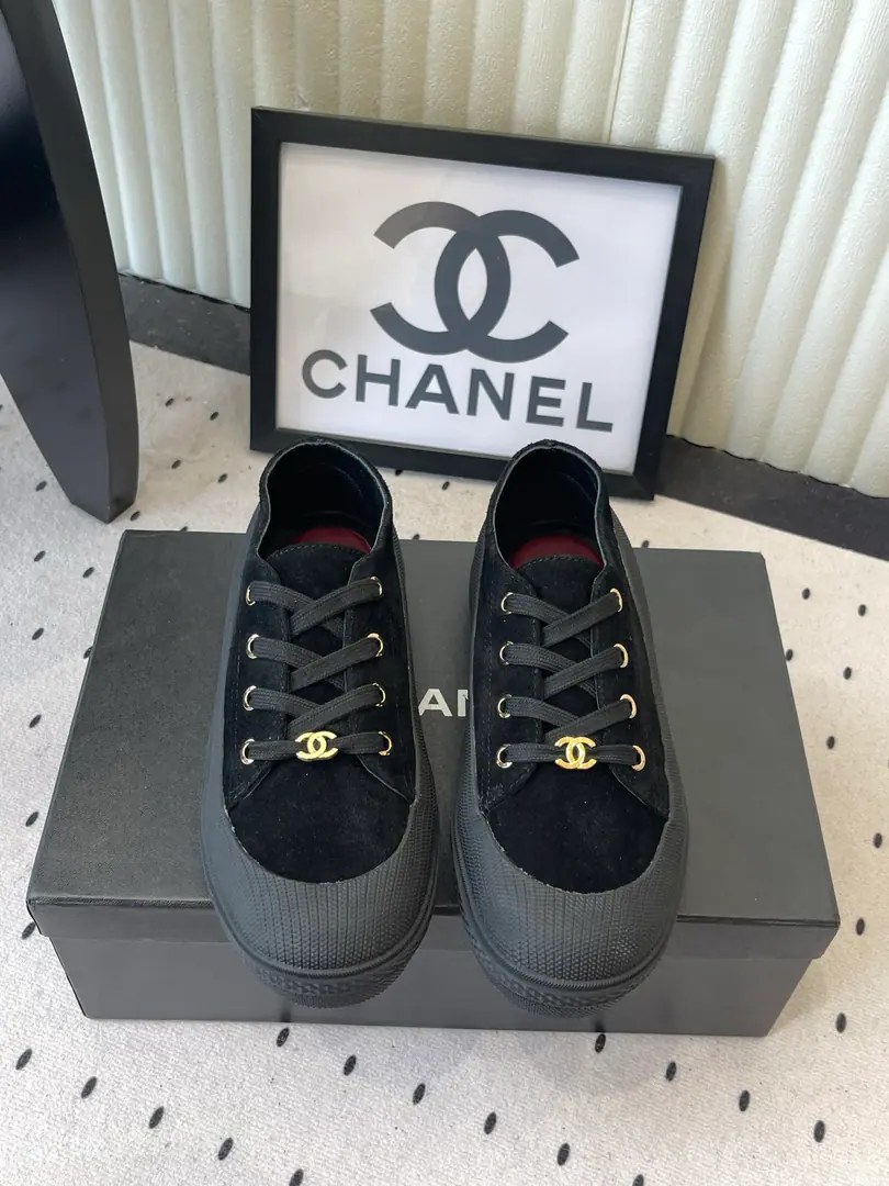 🏧𝗖𝗛𝗔𝗡𝗘𝗟Top new item. Pinecakes, leisure shoes. Shoes face customize cattle against velvet The insides are all sheep's skin. Original modeling, slide-proof floor Size: 35-39（40/41Custom）