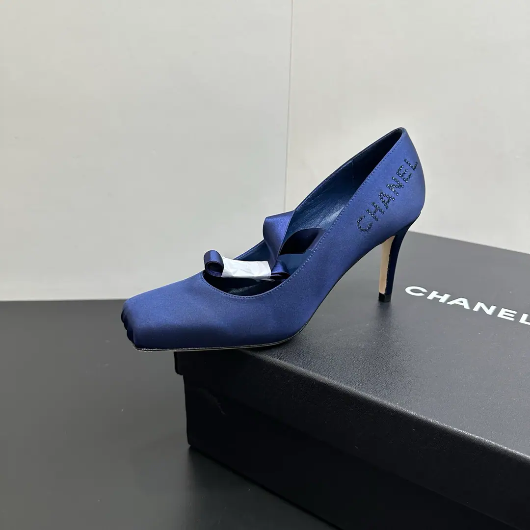 🍌🍌 Chanel Chanel.2026Spring is a good time.CThe real silk butterfly is high and hot. Chanel's high heels are really elegant.！Slippery silky material with a high radiance., ♪ Touching the hands ♪, Naked powder., Hide Blue, Silver, The black four colored the different trajectories., Sweet, sweet wind., You can ride with your cold, beautiful sister.. The butterfly tie design for the shoe is a pen., I've got a little girlie touch., The radians of the radians match the feet., And the beauty and comfort., Whether it's a dinner party or not., Date date., Or do you wear a dress?, The upper foot can increase the accuracy of the whole shape., A proper gas plus a scoring machine.！ Shoe.: Jelly. Inside, put your feet on the inside.: Lamb skin. Shoes under the sole.: Italy is a big-ass country. He's tall.: 7cm Codes: 35-39（40.41I'll make sure I don't change it.）