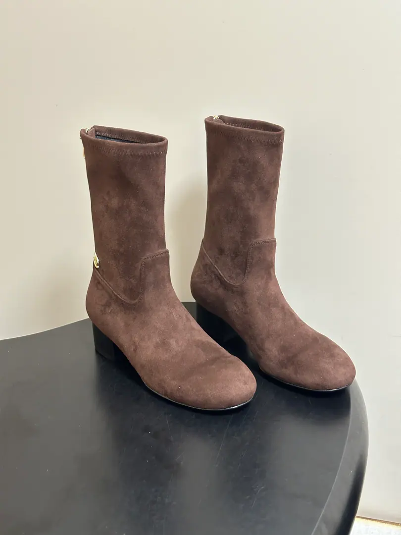 2026 Autumn and winter money. Chanel It's a classic.CPull the zippers and the ankle boots after the round. The show of the Qin Yushu series., The Xian family has a very high-quality and luxury wind.. Side zipper design is easy to wear.·Easier！The slings are very soft., It's a very packaged one., Wearing air comforts.. The upper foot is so strong.！ Shoe.: Customized Skins Uchi.: Importing ballistics Foot.: Lamb skin. Shoes under the sole.: Italy is a big-ass country.！ He's tall.: 4cm Codes: 35-39（40.41I'll make sure I don't change it.）