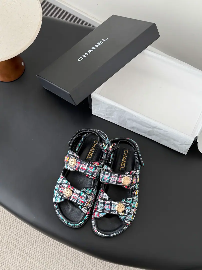 [ That's a little skin.+30 ] 🏧𝗖𝗛𝗔𝗡𝗘𝗟 New magic with the classic sandals. Top Quality Original Customise Requisition level！ All the colors are in my house.！ Import of specific flour+Foot./The inside sheep.+Rubber bottom Original hardware button design, It's simple and fashionable. All with cabinet top packing！ Size:35-41 [40.41Do it.]