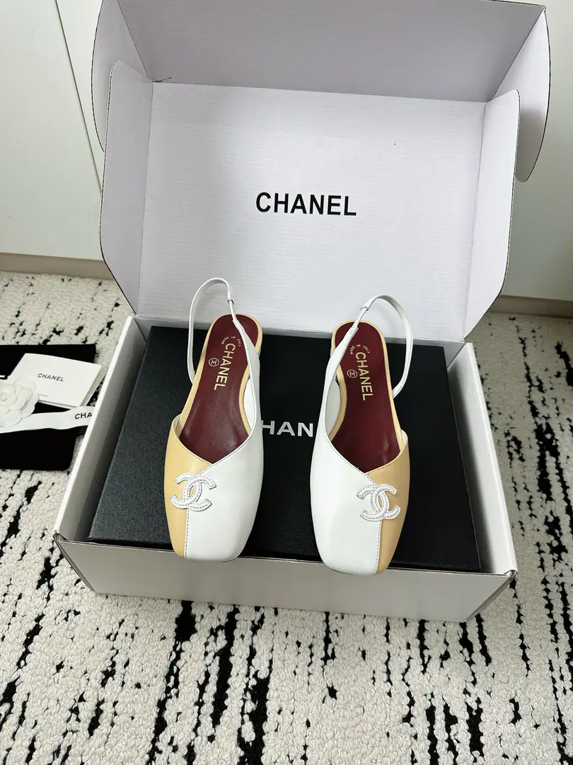 🏧𝗖𝗛𝗔𝗡𝗘𝗟Top new item. DoubleCSlurpers with sandals.. To put together aesthetics and ancient sides, Remodeled the elegant paradigm of the sandals.！The rear-air tripod was designed to be light and airy., It's a spring and summer scene.. Metal binaryCThe button is hidden in detail., Light the ID in the shade., Low profile, but very recognizable.. Facework customized leather with original The inside feet are all sheep's skin. Italian imports are so thick. size: 35-39（40/41Custom） [⚠️Need a plane box.+]