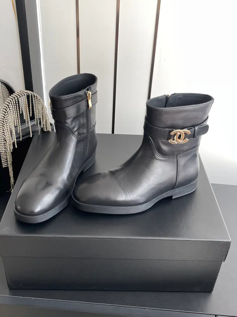 It's like a leather./That's a little skin. 🏧𝐂𝐡𝐚𝐧𝐞𝐥 Top new item. Original metal belt with knight's boots. DoubleCMetal belts, snap your eyes. The boots are so delicate and bright. The upper leg second becomes the straight leg.💃 Facework customized leather with original The inside feet are all sheep's skin. Italian original import base size: 35-41 [40/41Custom]