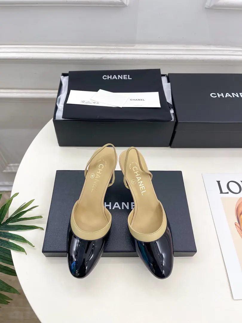 𝐂𝐇𝐀𝐍𝐄𝐋 | Kaori! 26𝐬𝐬 🦋2026 Spring and summer brand new. The cabinet is a classic show. Xiang-tzu.CHeel-shoes, red-backed. New series〰 🍬 BSThe best in the fashion world. The pairs are carefully designed. Extremely simple The classic elements that never faded. 💋It's a beautiful dress. Summer's mandatory.…… ━━━━━ ЅᏇєєt ━━━━━ ▪️Shoe.: High-prescription parchment➕Cow-painted skin. ▪️Uchi.: Import silk sheep. ▪️Otsumi!: The original Italian is a big one. ▪️He's tall.: 7.5cm ▪️Shoes.: 35-39（40.41Custom without re-offer） ▪Plant price