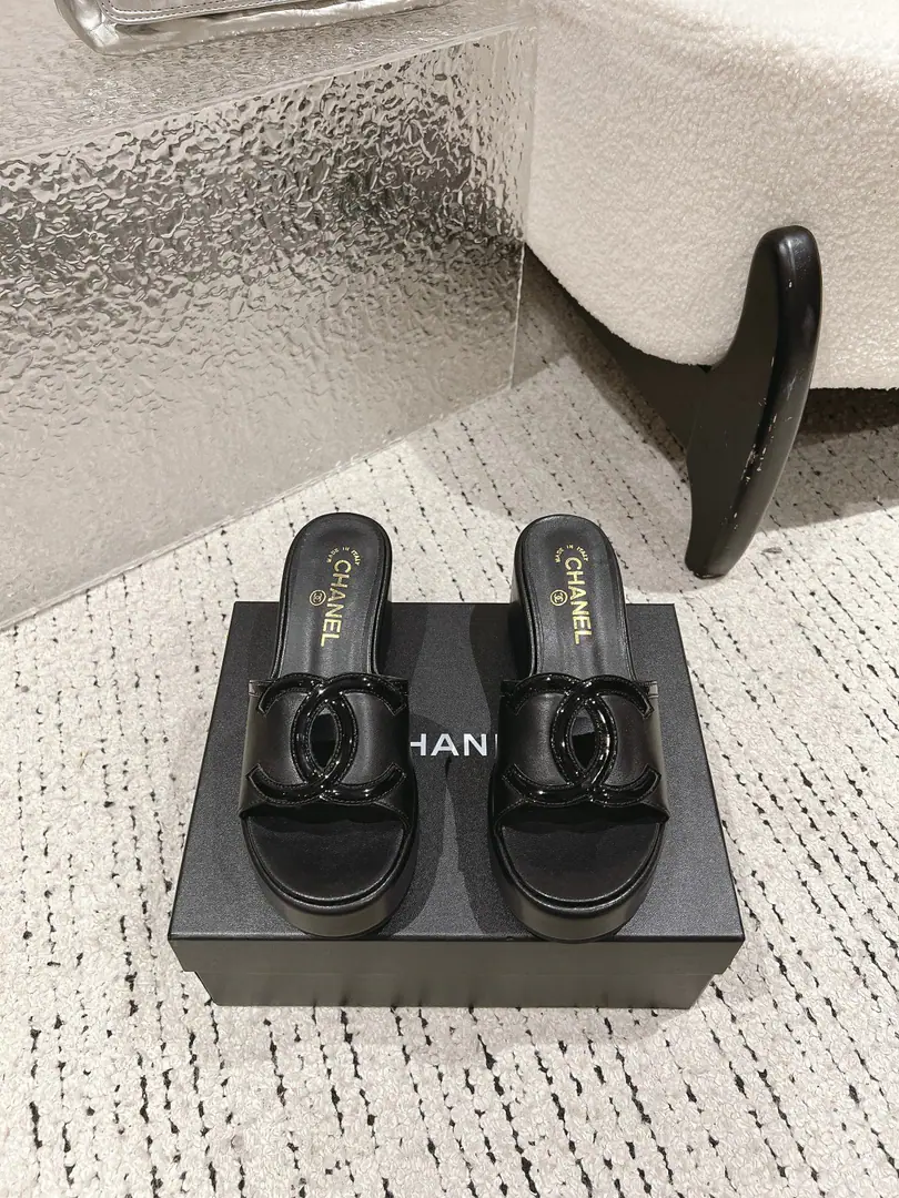 🏧𝗖𝗛𝗔𝗡𝗘𝗟Spring and summer brand new. Original Top Level DoubleCThick slippers. The season's fake duffle series is really beautiful.！ It's a beautiful foot.😍 How do you look?👍🏻 ꫛꫀꪝ Go➫ Material Shoes face is customized with original The insides are all sheep's skin. Original modeling, slide-proof floor Codes: 35-39（40/41Custom）