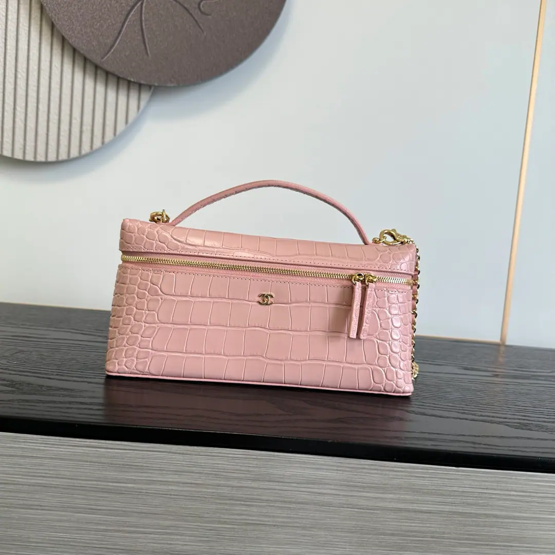 《Fish pressure skin.》Pink！《Cross-section》OHANEL🚩🚩🚩26BAdvanced Handicrafts 🌠🌠🌠LpBox.🖤Advanced HandicraftsLPThe old money is a feeling of the well-packed food box., - It's a grinding resistance., I don't worry about wear or tear.～The cross-sectional sprawl is falling apart., Horizontal zipper., Deep inside, super-capable., ProMax+Pizza.+The makeup is all light.[Cool.R]Light gold metal binaryCLow profile atmosphere.～Bring your own short handle.+🉑️We'll take the skin off and wear the gold chain.[Beauties.R]With all the French names on your hands, you can see.～The slashing back is a relief., I can't make any mistake with the commuters.！Dimensions: 12×25×5 cm