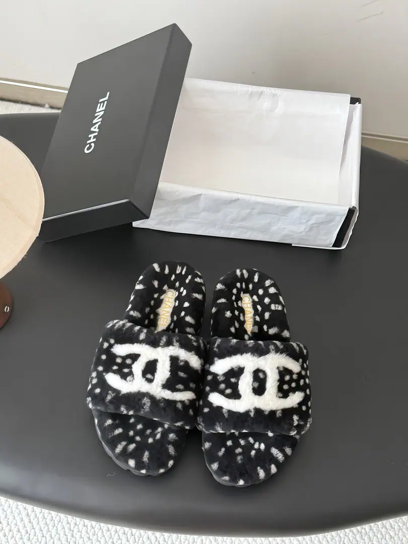 🏧𝐂𝐡𝐚𝐧𝐞𝐥 26KNew fur slippers.！ This is so cute.～ ♪ Soft and fluffy hair ♪, It's warm and warm.! I'm gonna raise my legs.! Autumn and winter with socks and lazy. The upper feet are really nice and fashionable.!It's so beautiful.! Import wool, ♪ My hands are so delicate and so soft and smooth ♪ Original model rubber bottom Size: 35-41（40/41Custom）