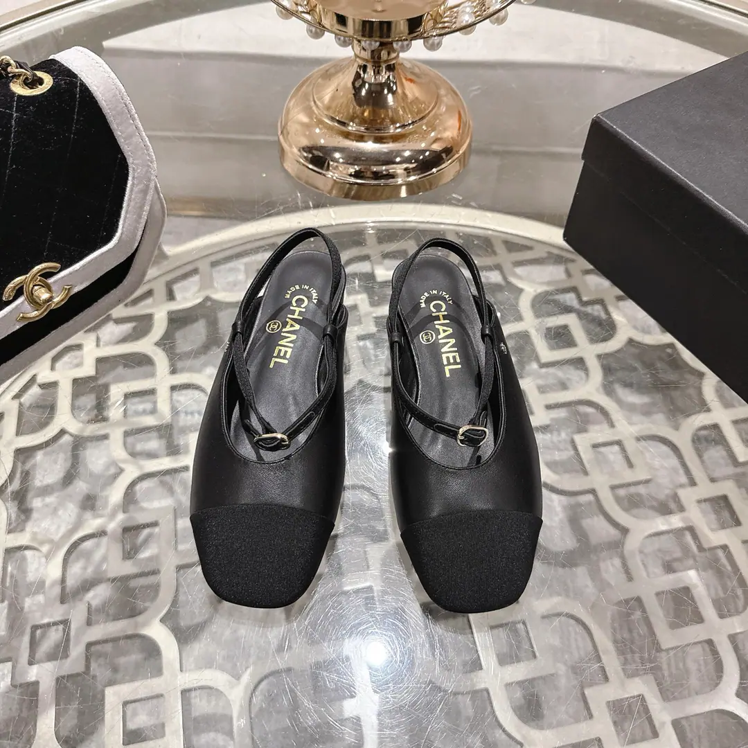 𝐂𝐇𝐀𝐍𝐄𝐋 | Kaori!2026𝐬𝐬 Mary Jane's Single Shoes Series 2026 The new set of Mary Jane's shoes is on Spring and Summer.〰 🍬 The best in the fashion world. The pairs are carefully designed. Extremely simple The classic elements that never faded. 💋It's a beautiful dress. Summer's mandatory.…… Shoe.: Import of sheep skin Uchi.: Lamb skin. Otsumi!: Italian imports are so skiny. Codes: 35/41（40, 41, 42Custom without re-offer） Get out of the factory.