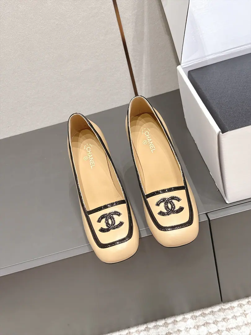 Requisition level Chanel 26/Autumn New Slurping heels. The classic shoe-like stumps with a regenerative sense of excellence., The color-based design flashes the whole picture., I want Chanel's brand recognition full.. The shoe line is flowing., Perfectly modulated feet., Widefoot, The meat and the feet can be easily managed., The upper leg second is a fine foot., It's a good leg.. I'm a shoe-type worker., It's delicate., The upper foot is full., ♪ Easy to wear the high-level ♪. Shoebed design fits the bottom., You won't be tired of wearing it., It's actually done on the two-way line of comfort and color.. Shoe.: Lamb skin./It's a little bit of painty. Uchi.: Lamb skin. Otsumi!: That's a big one. size: 35-41Code（40, 41Code custom is not to be changed）