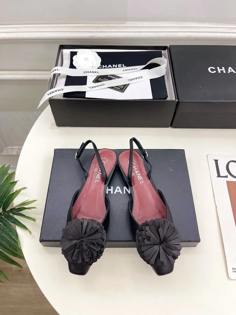 𝐂𝐇𝐀𝐍𝐄𝐋 | Kaori! 26𝐬𝐬 🦋2026Spring and summer brand new. Xiang-tzu.CA flat-bed sandal. New series〰 🍬 BSThe best in the fashion world. The pairs are carefully designed. Extremely simple The classic elements that never faded. 💋It's a beautiful dress. Summer's mandatory.…… ━━━━━ ЅᏇєєt ━━━━━ ▪️Shoe.: The original is a custom-made sheep skin. ▪️Uchi.: Importing mixed sheep skins ▪️Otsumi!: The original Italian is a big one. ▪️He's tall.: 1.5cm ▪️Shoes.: 35-39（40.41Custom without re-offer） ▪Plant price