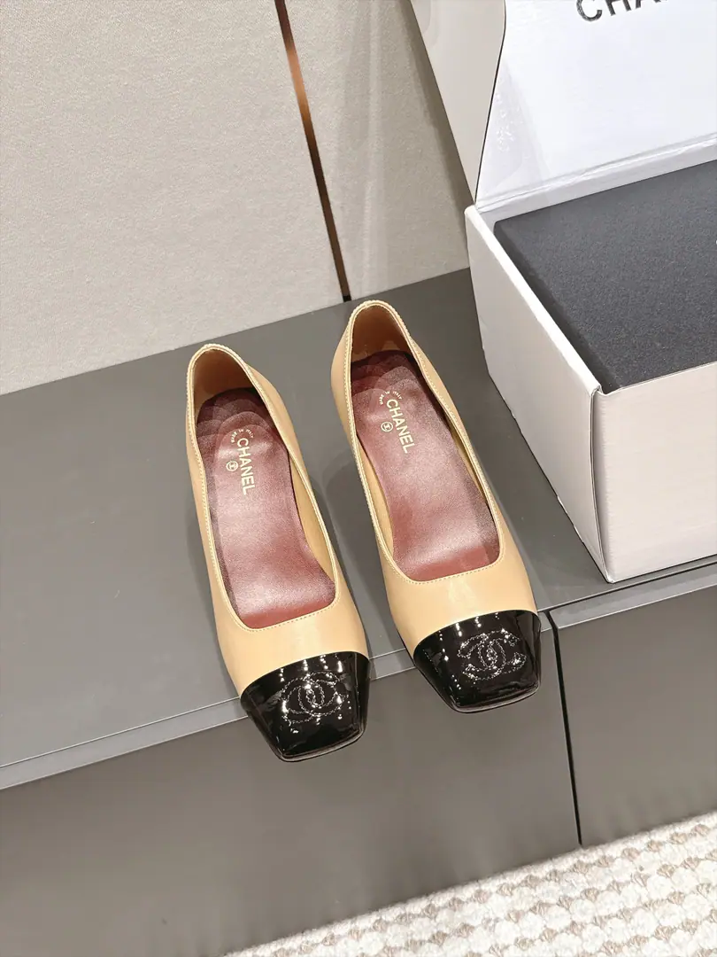 Requisition level Chane*26/The new early autumn. Slash-head heels. And I'm a little bit of a glorified, elegant, and luxuriant., The classic smudged face-skinning slender slur., The shoe head is a double-stamp.CMarking, Janey's shoe type is a very warm and pleasant gesture., Lower-key release of French style.. The classic color-cracking system has been long-standing., To blend French grace with classic brand elements, And she's a real-faced girl., It's a four seasons thing., It's a classic high-quality heel in a shoe cabinet.. Shoe.: Lamb skin. Uchi.: Lamb skin. Otsumi!: That's a big one. size: 35-41Code（40, 41Code custom is not to be changed）
