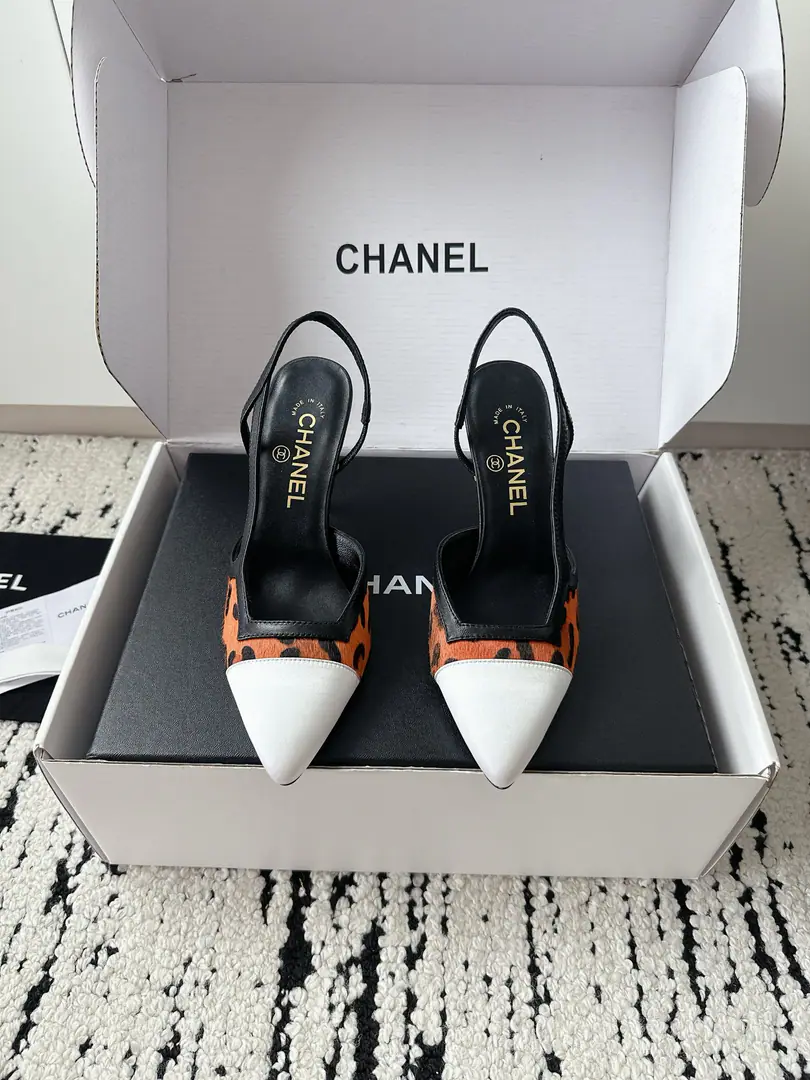🏧𝗖𝗛𝗔𝗡𝗘𝗟Xiangixiang's classic coloring Alligator tattoos, empty sandals. Top Quality Facework customized leather with original The inside feet are all sheep's skin. Italian imports are so thick. size: 35-39（40/41Custom）