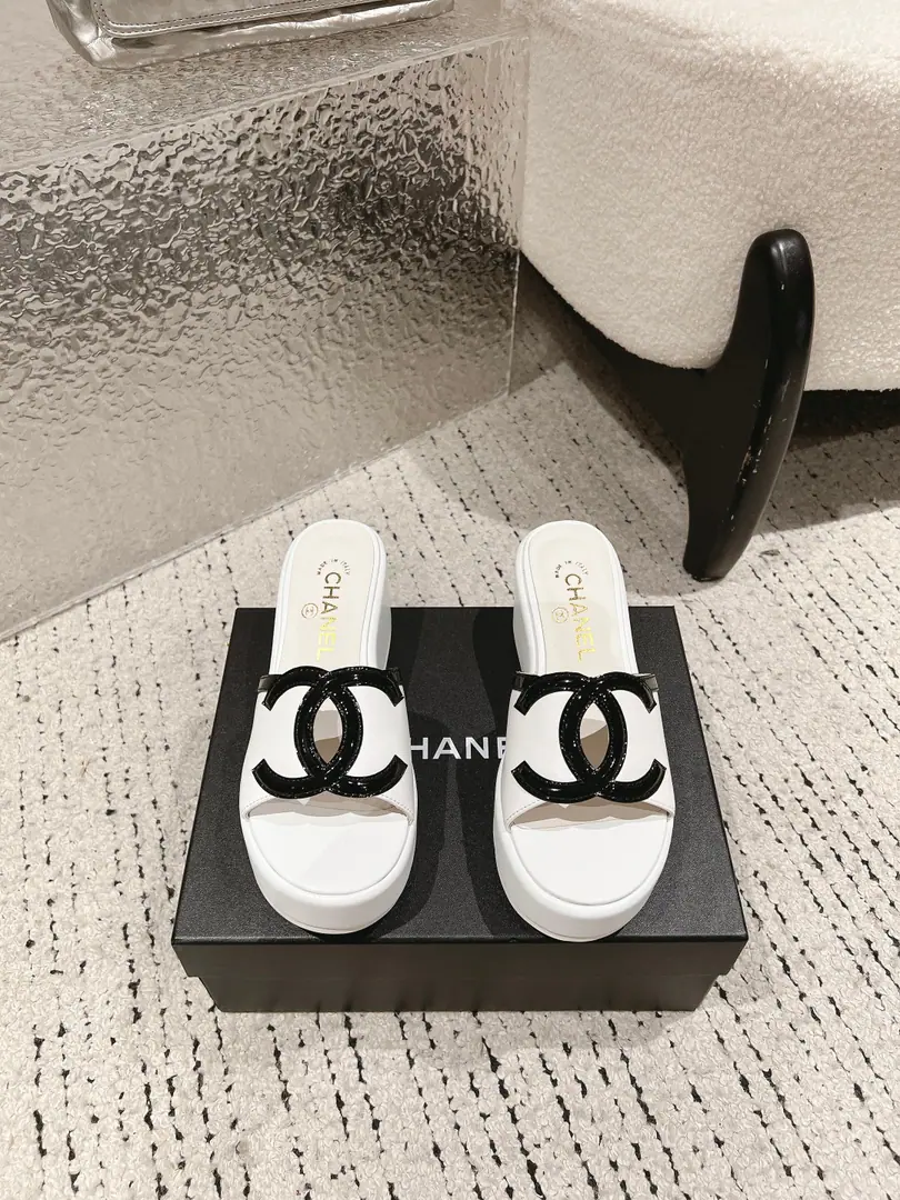 🏧𝗖𝗛𝗔𝗡𝗘𝗟Spring and summer brand new. Original Top Level DoubleCThick slippers. The season's fake duffle series is really beautiful.！ It's a beautiful foot.😍 How do you look?👍🏻 ꫛꫀꪝ Go➫ Material Shoes face is customized with original The insides are all sheep's skin. Original modeling, slide-proof floor Codes: 35-39（40/41Custom）
