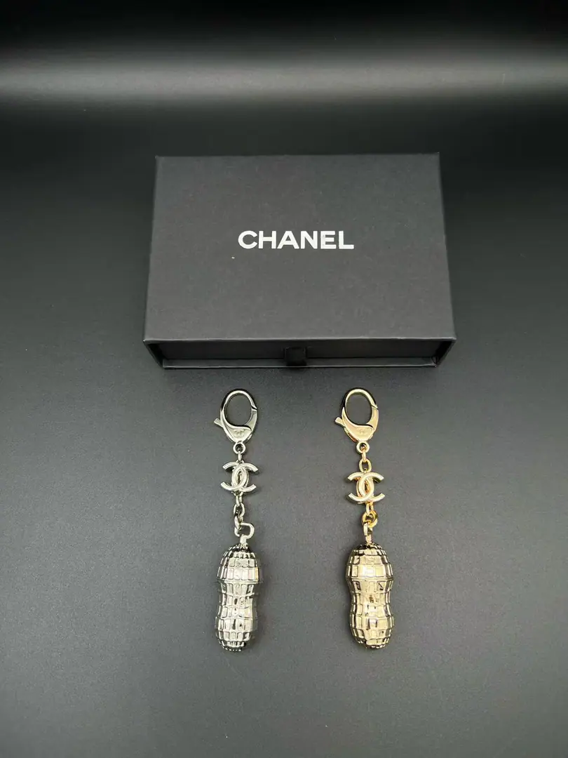 Gold and silver buttons.《Dogs with peanuts.🥜Hang up》Current！CHANEL🚩🚩🚩Mini-bag pine nuts garbled with a very simple graphic and natural touch.“Peanuts.🥜"♪ The peace and warmth remain in everyday life ♪！The Year's favorite.😍A peanut.🥜Beautifulness deserves a single one.🤩🤩🤩, 26ANewly completed package, It's a good thing.～Perfect.👍Look at that.