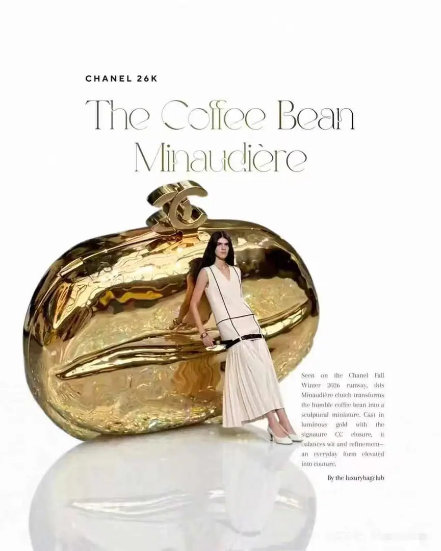 Good news.！The day after tomorrow.🚚✨OHANEL🚩🚩🚩Chanel.26KAutumn and winter series of coffee bean mini bags., Inspired by the coffee beans., Metal gold material+DoubleCMark, It's a great sculptor.！It's a small size., It's easy to match with a regular or a dinner., It's practical and it's snorting.💛. Unique design is so recognised., It's a very popular collection of the fashion world., Show brand innovation and luxury style！