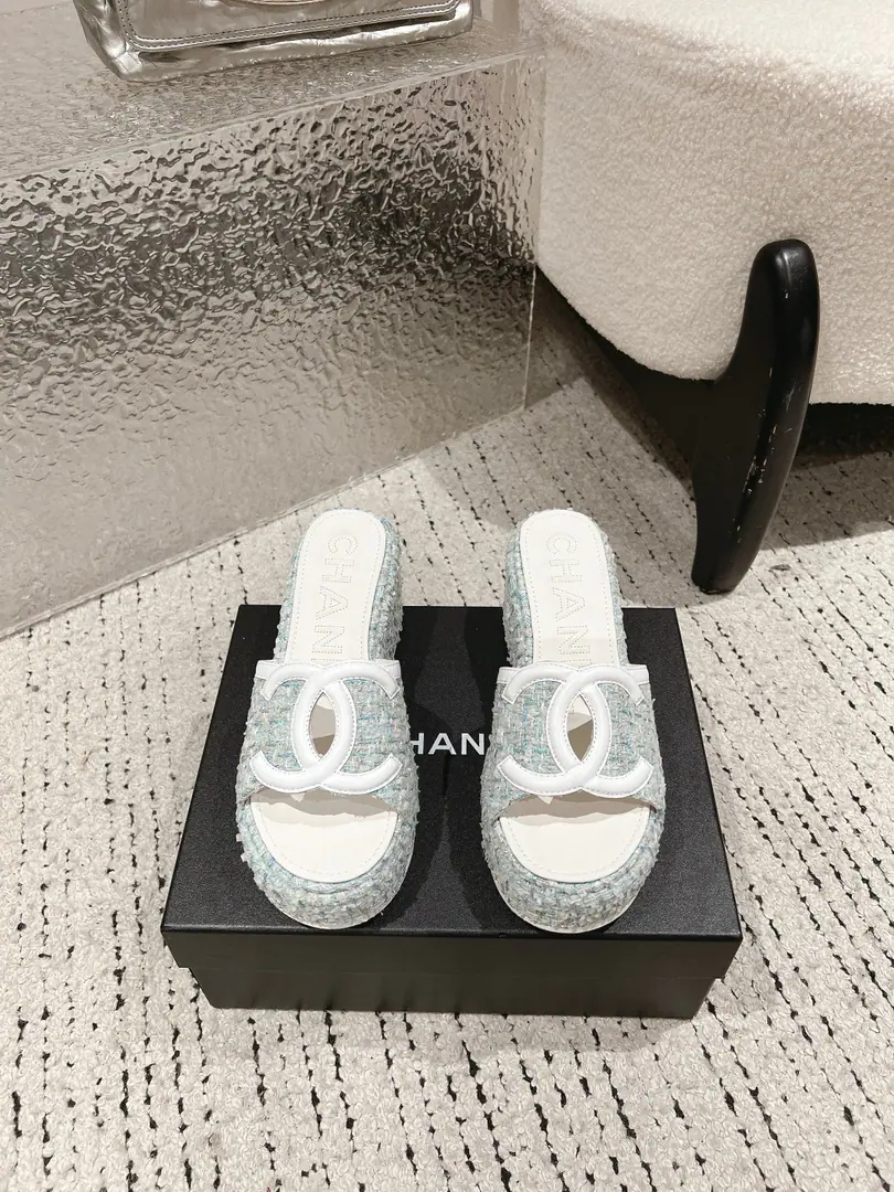 🏧𝗖𝗛𝗔𝗡𝗘𝗟Spring and summer brand new. Original Top Level DoubleCThick slippers. The season's fake duffle series is really beautiful.！ It's a beautiful foot.😍 How do you look?👍🏻 ꫛꫀꪝ Go➫ Material Shoes face is customized with original The insides are all sheep's skin. Original modeling, slide-proof floor Codes: 35-39（40/41Custom）