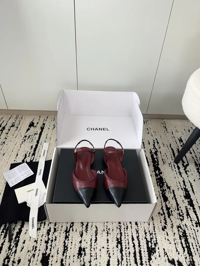 🏧𝗖𝗛𝗔𝗡𝗘𝗟Top-of-the-line sandals. The first time I saw it, I was grassed. Super gentle and generous. A little shoe, a lady. It's a very good touch. High-level, high-quality. The shoe face is original cow skin. Uchi./I'm gonna get a little bit of a sheep-skin. Italian imports are so thick. Codes 35-41 [40.41Custom] [⚠️Need a plane box.+]