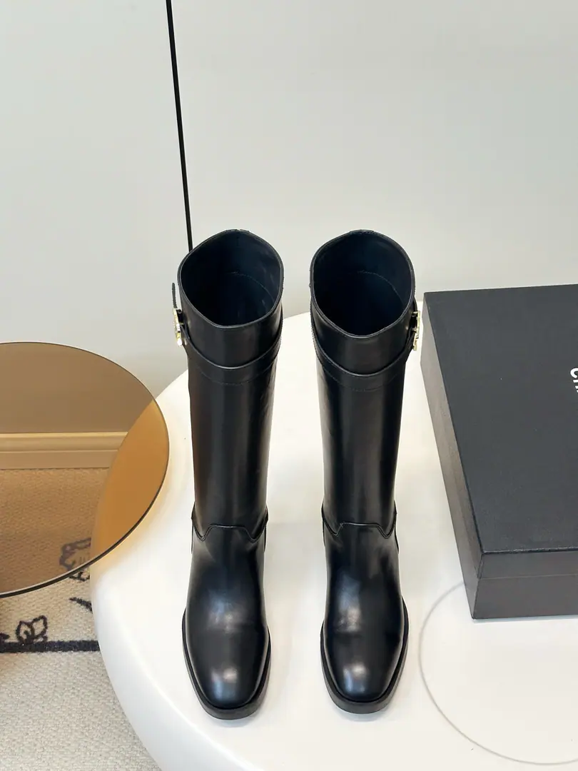 ChaneL 26ssThe new metal belt with high-barrel boots in the morning and autumn. Form Bottom, That's a little skin. The classic boots with the ancient mood., Soft with round-cracked shoes with a straight-steel boots., Boots around the belt., Marked metal buttons dotted on it., Jane's atmosphere is extremely recognizable.. The classic unobscending Knight's Boots., I want to blend in, get a little bit of a hymen and a little bit of a day-to-day practice., It's a big look., It's the essential primary of the Autumn Shoes cabinet.. Shoe.: Bullskins. Uchi.: Bullskins. Otsumi!: That's a big one. size: 35-40Code（40Code custom is not to be changed） He's tall.: 2.5cm