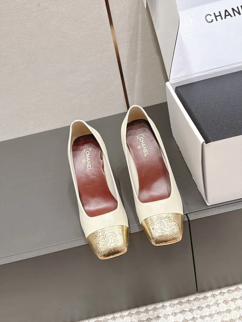 Requisition level Chane*26/The new early autumn. Slash-head heels. And I'm a little bit of a glorified, elegant, and luxuriant., The classic smudged face-skinning slender slur., The shoe head is a double-stamp.CMarking, Janey's shoe type is a very warm and pleasant gesture., Lower-key release of French style.. The classic color-cracking system has been long-standing., To blend French grace with classic brand elements, And she's a real-faced girl., It's a four seasons thing., It's a classic high-quality heel in a shoe cabinet.. Shoe.: Lamb skin. Uchi.: Lamb skin. Otsumi!: That's a big one. size: 35-41Code（40, 41Code custom is not to be changed）