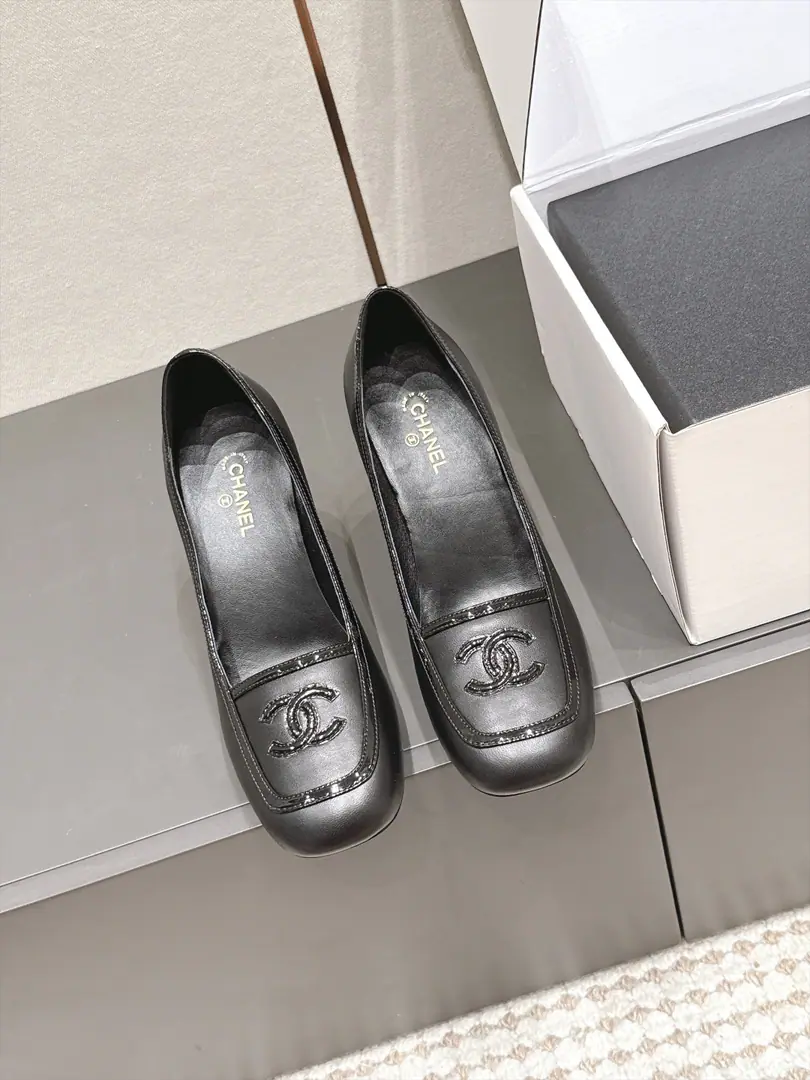 Requisition level Chanel 26/Autumn New Slurping heels. The classic shoe-like stumps with a regenerative sense of excellence., The color-based design flashes the whole picture., I want Chanel's brand recognition full.. The shoe line is flowing., Perfectly modulated feet., Widefoot, The meat and the feet can be easily managed., The upper leg second is a fine foot., It's a good leg.. I'm a shoe-type worker., It's delicate., The upper foot is full., ♪ Easy to wear the high-level ♪. Shoebed design fits the bottom., You won't be tired of wearing it., It's actually done on the two-way line of comfort and color.. Shoe.: Lamb skin./It's a little bit of painty. Uchi.: Lamb skin. Otsumi!: That's a big one. size: 35-41Code（40, 41Code custom is not to be changed）