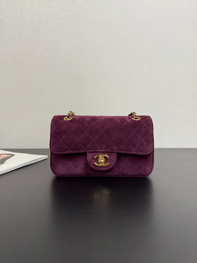 26BNew paragraphcf Maxi mini- The mouth cap. The first few seasons.𝐦𝐚𝐱𝐢And the sizes.！The season's small size is more sophisticated.！A little one is so cute.😍 Still is.𝐦𝐚𝐱𝐢 𝐅𝐥𝐚𝐩A simple design and cortex, The soft hand is so relaxed.. Put your pockets on the back.. Gold hardware is low-profile luxury.～20cmThe size of the day is practical., The little man is easy to ride., The length of the shoulder belt is regulated., You can slant it on your shoulder.！It's perfect for your daily back.！size: 13*20*6cm