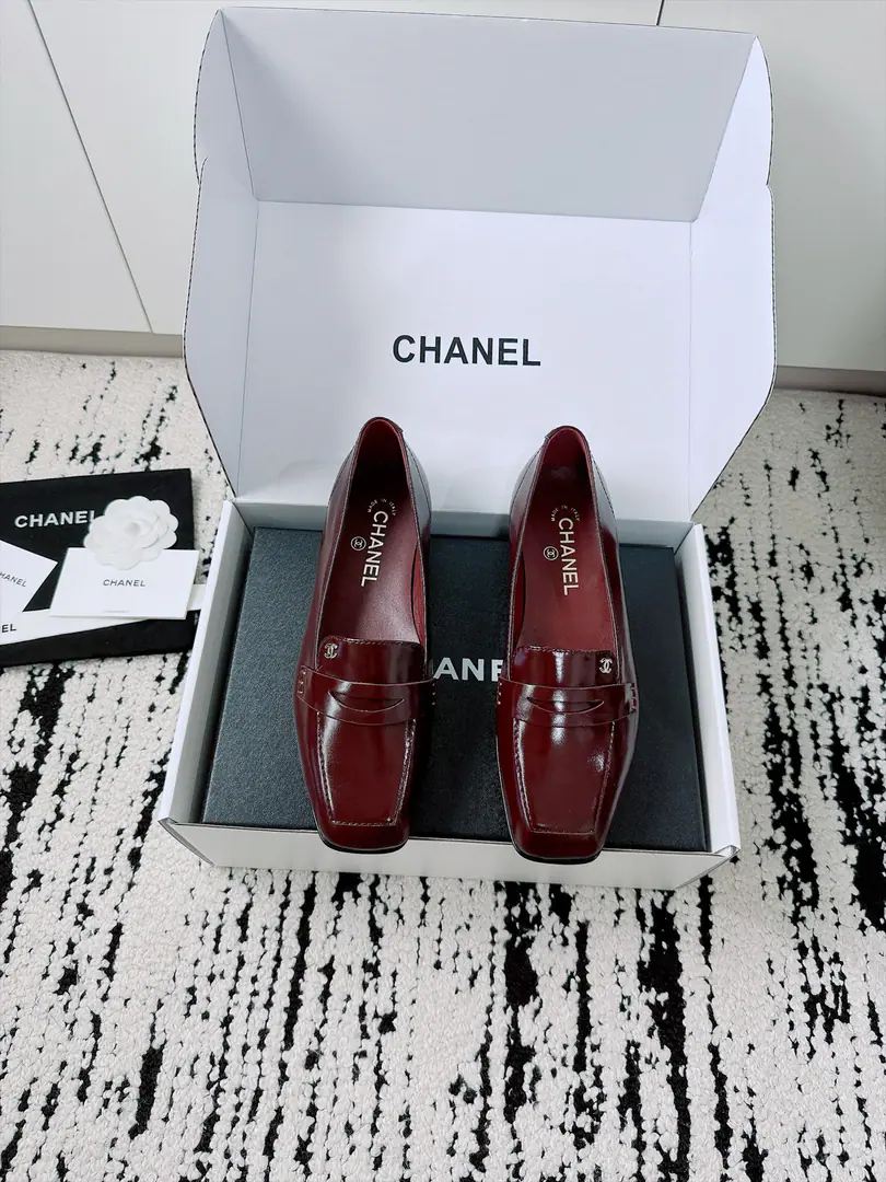 🏧𝗖𝗛𝗔𝗡𝗘𝗟New heel shoes. Top Version Exceeded design It's a perfect match for the day., No matter how high it is. It's not even a good quality.. Small-form design You're skinny and you don't pick your feet., It's a great foot., Nice and high-class.！It's worth the group.getSame paragraph！ Shoe.: Import of sheep skin/Painted skin. Uchi.: The sheep's skin is in the ground. Otsumi!: Italian imports are so thick. Codes: 35-41 [40.41Make a reservation.] 【⚠️Need a plane box.+】