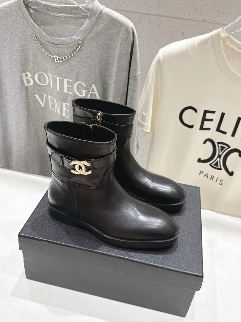 It's like a leather./That's a little skin. 🏧𝐂𝐡𝐚𝐧𝐞𝐥 Top new item. Original metal belt with knight's boots. DoubleCMetal belts, snap your eyes. The boots are so delicate and bright. The upper leg second becomes the straight leg.💃 Facework customized leather with original The inside feet are all sheep's skin. Italian original import base size: 35-41 [40/41Custom]