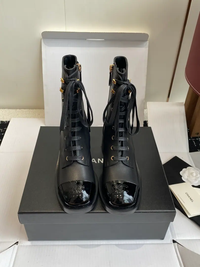 Requisition level（Synchronise Action✈️Box） CHANEL Kaori!25ss A fall and winter., The round is thick and the boots are thick. Super-dressed and 100-packed market top. A little more thought would be spent on fabric and shoe styles, with a sense of linearity and a combination of accompaniment.！ It's really hard to get a little bit of time to customize the skin of a calf, which is so advanced that every time you take a close look, you get drunk on the skin. Big-Dip Italy is really a big-dip. Size: 35-41（40 41 Make a no-refund order.）